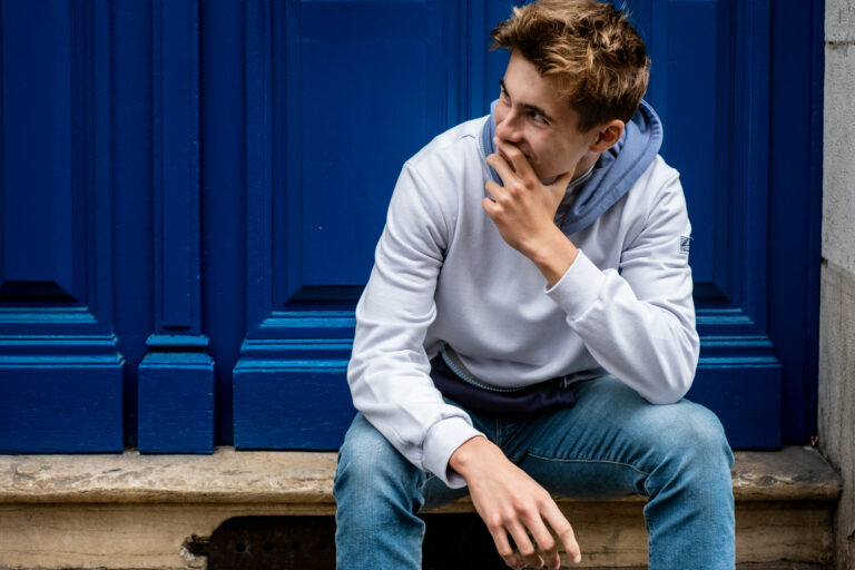 Comment porter le sweat capuche avec style ? (must-have du quotidien)